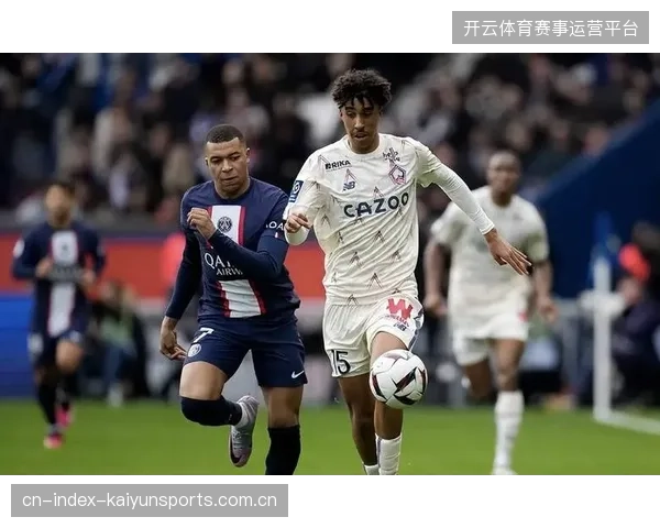 莱尼·约罗的身高优势,或将在定位球防守中为法国队提供重要保障 莱尼·约罗的身高优势,或将在定位球防守中为法国队提供重要保障